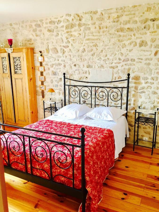 Aux Caprices Des Dieux Bed & Breakfast Marnes